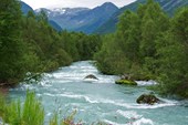 Несложная тропа к леднику Bergsetbreen сначала идет вдоль реки